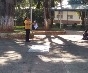 EDUCADORA DO TRÂNSITO VERA DANDO INÍCIO AO EVENTO