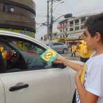 ENTREGA DE FOLDERS COM DICAS DE SEGURANÇA REALIZADO PELOS ALUNOS