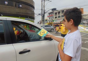 ENTREGA DE FOLDERS COM DICAS DE SEGURANÇA REALIZADO PELOS ALUNOS