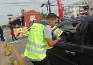 ENTREGA DE FOLDER COM DICAS DE SEGURANÇA