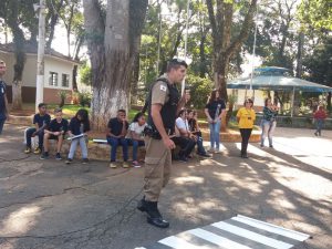 TENENTE DA POLÍCIA MILITAR DE MINAS GERAIS NO BATE PAPO COM OS ALUNOS