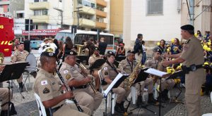 BANDA DA POLÍCIA MILITAR TOCANDO O HINO NACIONAL