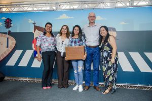 NA CATEGORIA DE ENSINO MÉDIO A ALUNA PREMIADA FOI A LÍVIA RODRIGUES LOURENÇO – 1º ANO – 15 ANOS DA ESCOLA ESTADUAL LUCÍLIA GROTHE LIBERATO DE CAJATI/SP