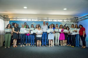 ENTREGA DE TROFÉU E CERTIFICADO DE HOMENAGEM, PELO ENVOLVIMENTO NO PROGRAMA “EDUCAR PARA HUMANIZAR O TRÂNSITO”