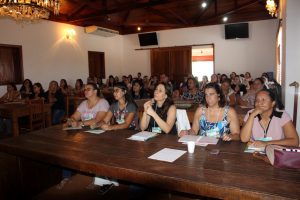 Educadores reunidos para início do encontro