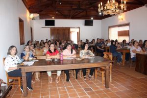 Educadores reunidos para início do encontro