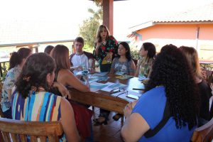 educadores reunidos em grupos para elaboração do quis de perguntas e respostas