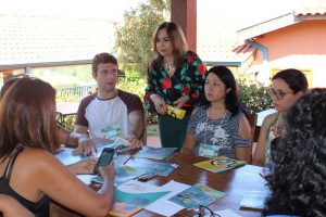 educadores reunidos em grupos para elaboração do quis de perguntas e respostas