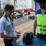 Limpeza de capacetes, viseiras e orientação de segurança