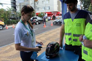 Limpeza de capacetes, viseiras e orientação de segurança