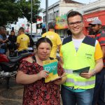 Orientação de pedestres na praça central de Franca - entrega de folders educativos