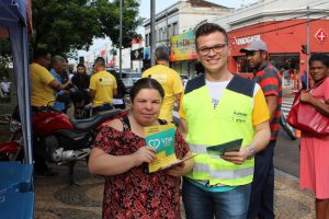 Orientação de pedestres na praça central de Franca - entrega de folders educativos