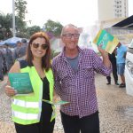 Orientação de pedestres na praça central de Franca - entrega de folders educativos