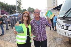 Orientação de pedestres na praça central de Franca - entrega de folders educativos