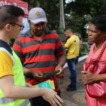 Bete papo informal para orientar pedestres no centro de Franca