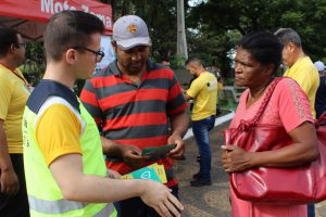 Bete papo informal para orientar pedestres no centro de Franca