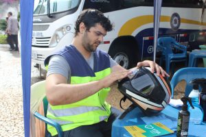 Limpeza de capacetes, viseiras e orientação de segurança