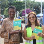 Orientação de pedestres na praça central de Franca - entrega de folders educativos