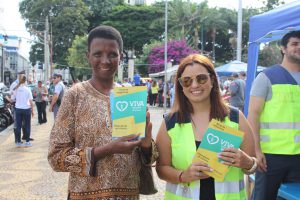 Orientação de pedestres na praça central de Franca - entrega de folders educativos