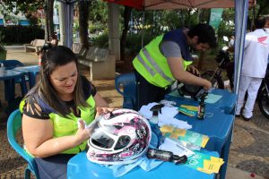 Limpeza de capacetes, viseiras e orientação de segurança