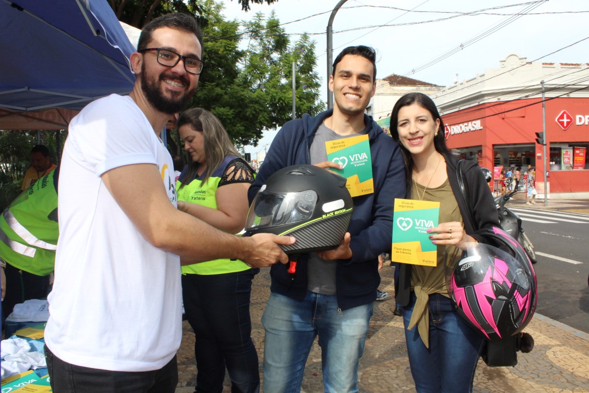 Limpeza de capacetes, viseiras e orientação de segurança