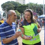 Orientação de pedestres na praça central de Franca - entrega de folders educativos