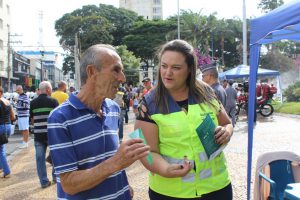 Orientação de pedestres na praça central de Franca - entrega de folders educativos