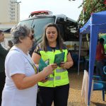 Bete papo informal para orientar pedestres no centro de Franca