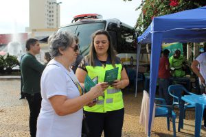 Bete papo informal para orientar pedestres no centro de Franca