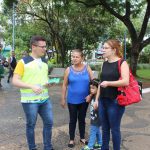 Bete papo informal para orientar pedestres no centro de Franca