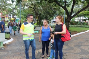 Bete papo informal para orientar pedestres no centro de Franca