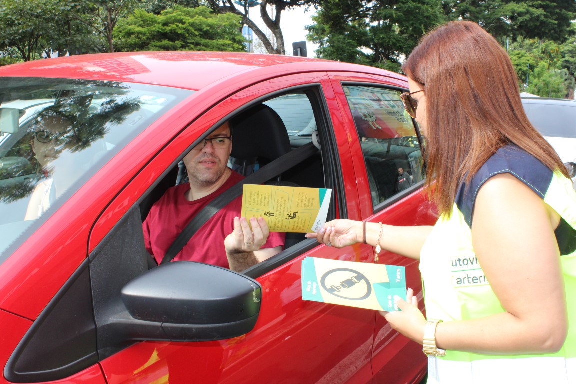 Motoristas e passageiros receberam orientação quanto ao uso do cinto de segurança