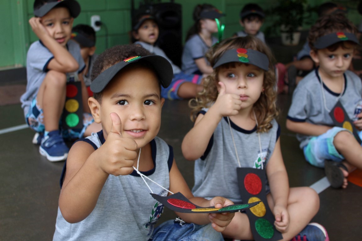 Alunos da EMEI Attílio Burin prepararam um coreografia para a abertura da visita