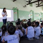 Analista de sustentabilidade da Autovias durante apresentação com os alunos