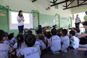 Analista de sustentabilidade da Autovias durante apresentação com os alunos