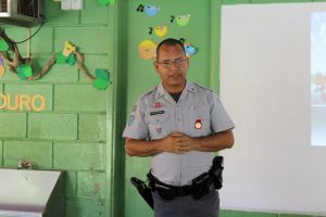 Cabo Perdichia da PMRV durante a palestra com os alunos