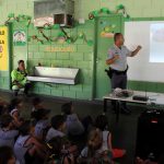 Cabo Perdichia da PMRV durante a palestra com os alunos