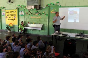 Cabo Perdichia da PMRV durante a palestra com os alunos