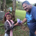 ENTREGA DE MUDAS REALIZADA PELOS ALUNOS DA APAE PARA OS CONVIDADOS DO EVENTO