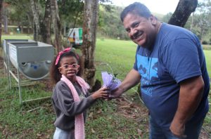 ENTREGA DE MUDAS REALIZADA PELOS ALUNOS DA APAE PARA OS CONVIDADOS DO EVENTO