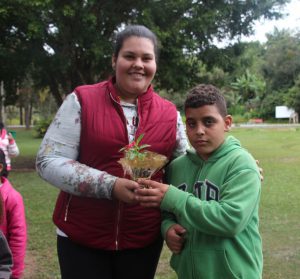 ENTREGA DE MUDAS REALIZADA PELOS ALUNOS DA APAE PARA OS CONVIDADOS DO EVENTO