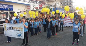 ALUNOS DA E.M. ANATHÁLIA DE LOURDES CAMANDUCAIA PARTICIPANDO DA CAMINHADA