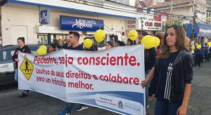 ALUNOS DA E.M. PROFESSORA MARIA BARBOSA PARTICIPANDO DA CAMINHADA