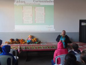 CAROL PRADO MINISTRANDO A PALESTRA