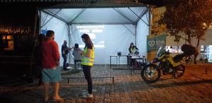 Pesquisa e conversa com motociclistas para conscientização do uso correto de equipamentos de segurança.