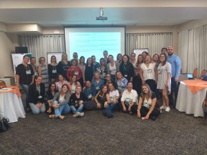 Educadores e representantes da secretaria da educação participantes da reunião pedagógica.