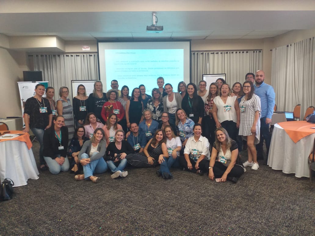 Educadores e representantes da secretaria da educação participantes da reunião pedagógica.