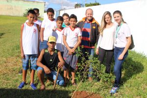 cada turma ficou responsável por uma das mudas plantadas