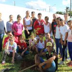 cada turma ficou responsável por uma das mudas plantadas