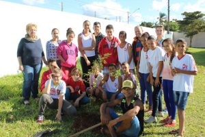 cada turma ficou responsável por uma das mudas plantadas